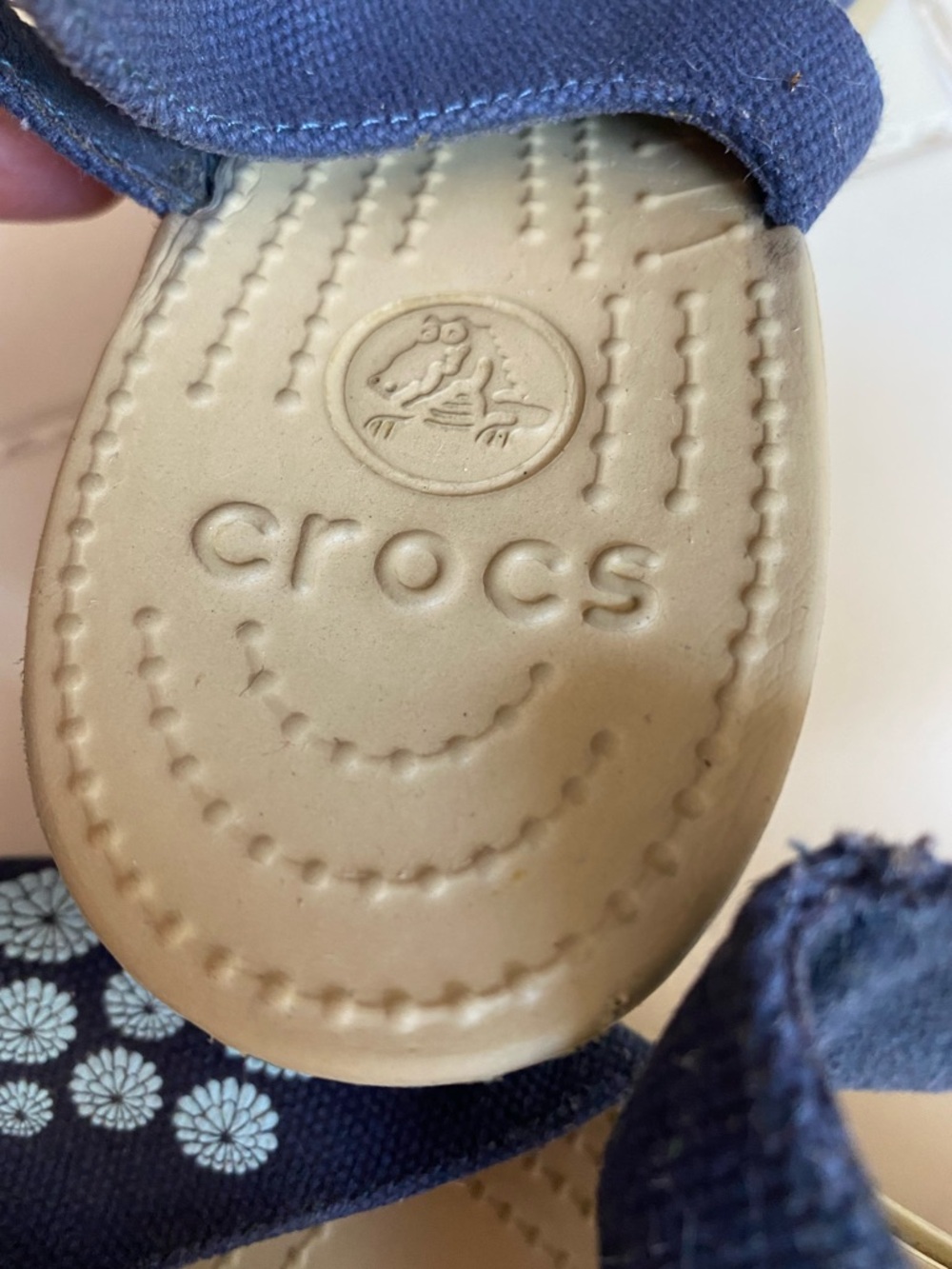 CROCS Navy and Tan Wedge Sandals Distressing Canvas Straps Size 9W - Picture 4 of 8